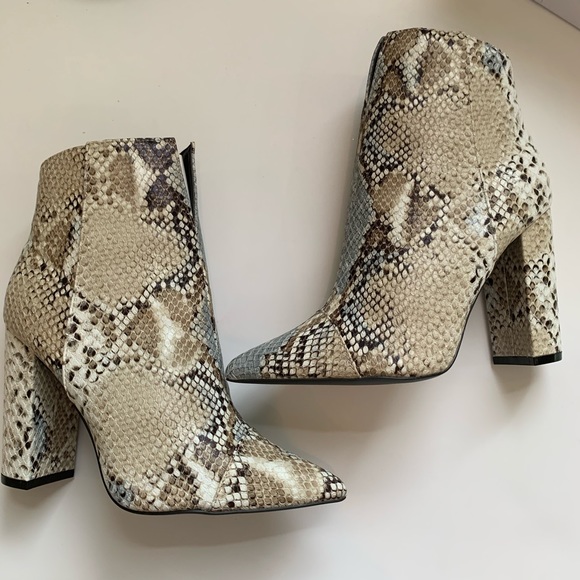 HP🎉 Pointy toe high heel vegan python ankle boot - Picture 6 of 7